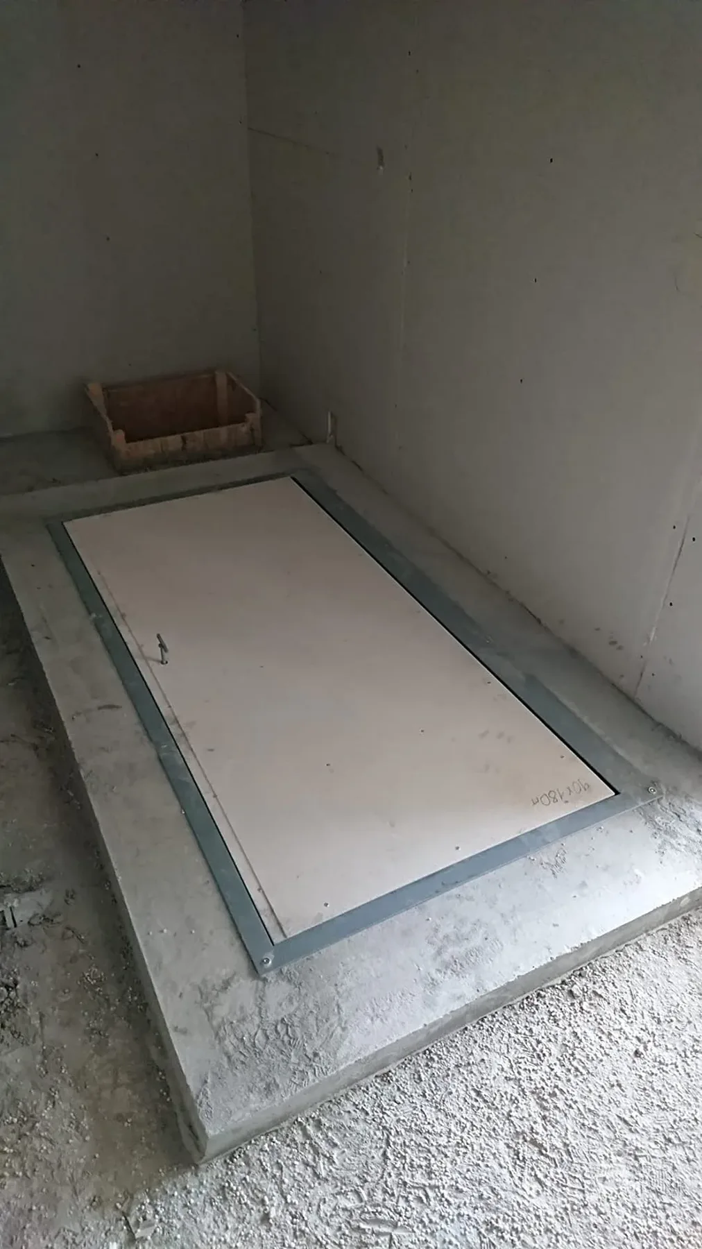Vienā līmenī iebūvēta iekštelpu grīdas lūka